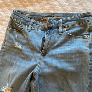 Distressed light wash skinny Jean